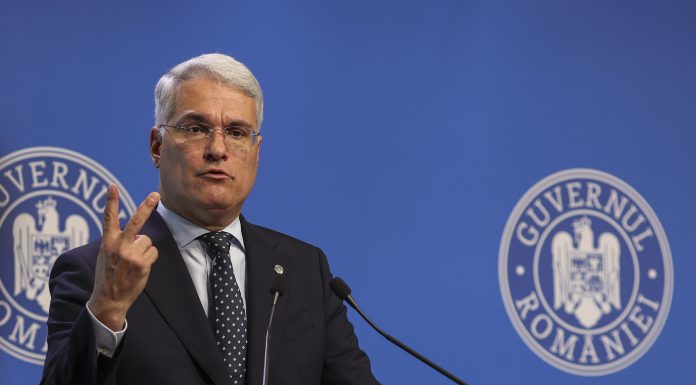VIDEO Ministrul Muncii și-a calculat în direct creșterea salariului, aproape 500 euro. Întrebat cu cât crește salariul unui profesor debutant: Legea nu se concentrează pe creștere!
