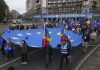 Sute de oameni au protestat de Ziua Europei în București. Marșul s-a încheiat în Piața Victoriei. GALERIE FOTO