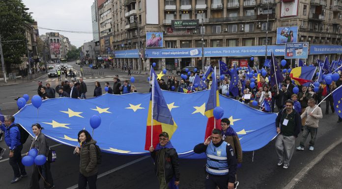 Sute de oameni au protestat de Ziua Europei în București. Marșul s-a încheiat în Piața Victoriei. GALERIE FOTO