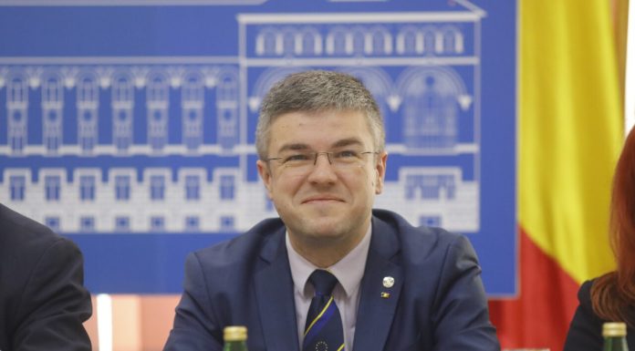 Ministrul USR Irineu Darău a prins gustul puterii și propune ca Guvernul demis Bolojan să rămână până în august: „E așa catastrofal scenariul?”