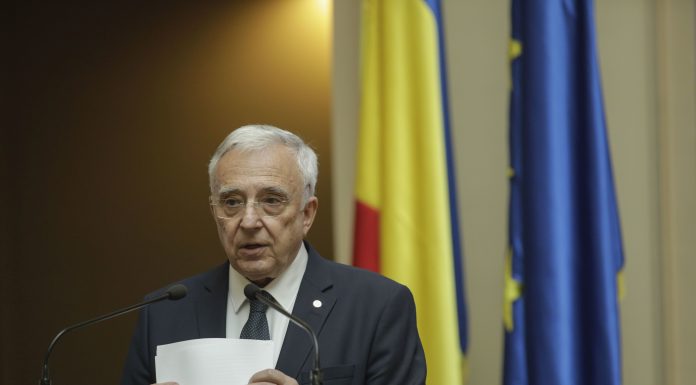 Guvernatorul BNR: Continuarea corecţiei fiscale este esenţială, inclusiv pentru stabilitatea aceasta a cursului / Ceea ce poate să împingă în sus creşterea economică sunt investiţiile. Şi în special investiţiile din surse externe