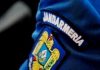 Bărbat prins de jandarmi cu zeci de autocolante imprimate cu imaginea bancnotei de 100 de lei, dus la Poliţie pentru audieri/ El a încercat să fugă, dar a fost imobilizat – VIDEO