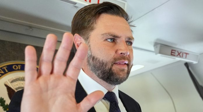 Bărbat împușcat la puțin timp după trecerea coloanei oficiale a lui JD Vance. De ce au reacționat violent forțele de ordine