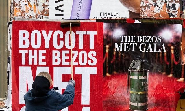 O campanie anti-Bezos îndeamnă la boicotarea Met Gala din New York – FOTO
