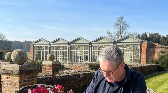 Partidul Laburist al lui Keir Starmer a fost „pedepsit” la alegerile locale, în timp ce populiştii din Reform UK al lui Nigel Farage au obţinut noi victorii electorale. Ce spune premierul britanic