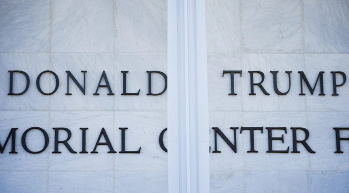 Trump anunţă coleric pe Truth Social că renunţă la controlul Kennedy Center, în urma înfrângerii judiciare suferite, şi că vrea să-l transmită Congresului