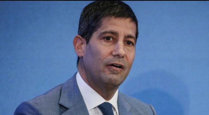 Kevin Warsh obţine aprobarea Senatului pentru funcţia de viitor preşedinte al Fed. Confirmarea lui pe criterii partizane reflectă îngrijorarea cu privire la independenţa Fed. Trump l-a ales în speranţa că va reduce ratele dobânzilor, dar inflaţia creşte