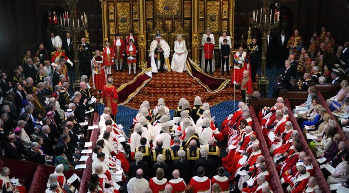 Piaţa obligaţiunilor britanice a rămas tensionată, miercuri, zi în care regele Charles a prezentat agenda guvernului Starmer