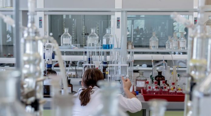 Incident bizar. Pielea unei femei s-a albăstrit după ce a luat un medicament