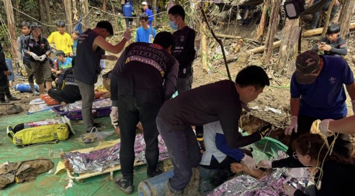Salvatorii au eliberat 4 bărbați blocați într-o peșteră inundată din Laos