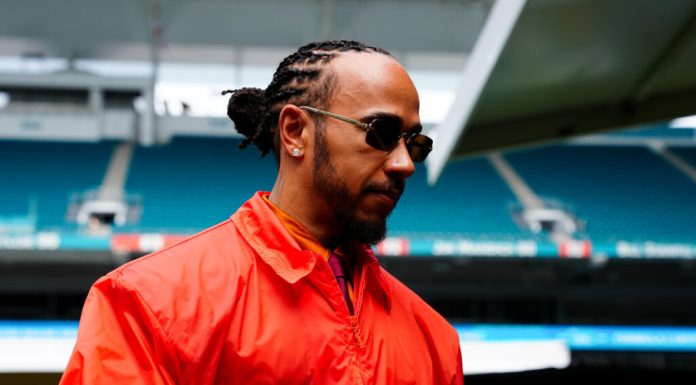 Lewis Hamilton respinge speculațiile privind retragerea din Formula 1: „Voi mai fi aici mult timp”