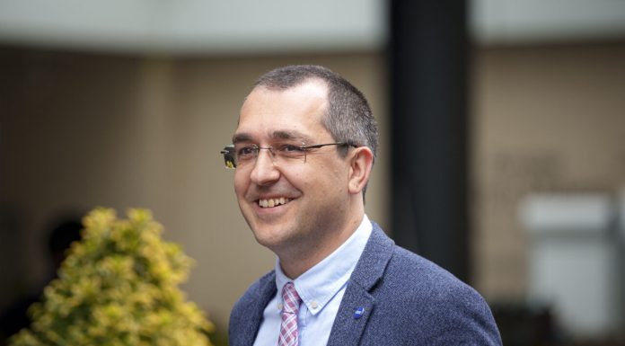 Limbaj vulgar de la Cotroceni. Ce înjurătură a scris pe Facebook consilierul onorific al lui Nicușor Dan
