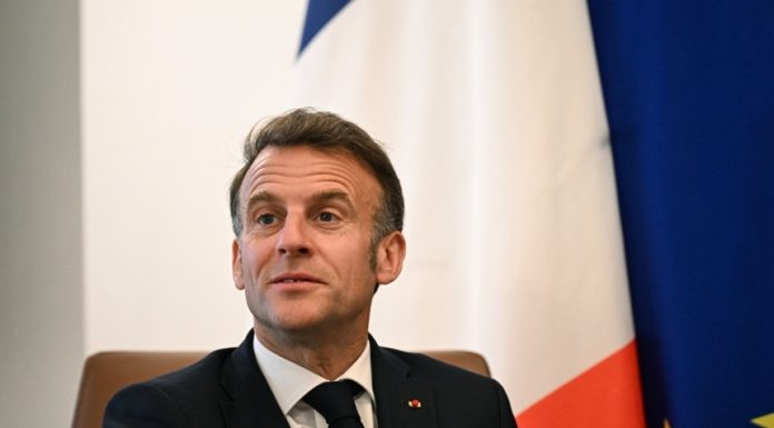 Macron condamnă, într-o convorbire la telefon cu preşedintele iranian Massoud Pezeshkian, ”atacurile nejustificate” împotriva unor infrastructuri civile în EAU şi ”mai multor nave”. Ei au discutat despre misiunea în vederea unei securizări a navigaţiei în