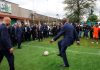 Macron joacă fotbal, la Nairobi, în marja summitului Africa Forward, cu omologii săi din Kenya şi Senegal