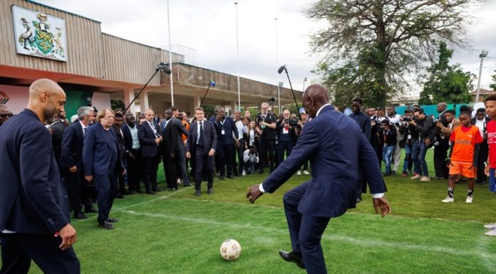 Macron joacă fotbal, la Nairobi, în marja summitului Africa Forward, cu omologii săi din Kenya şi Senegal