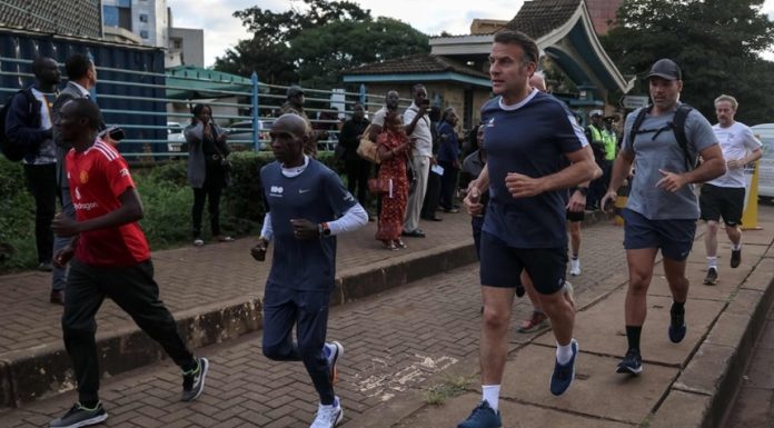 Macron, filmat făcând jogging la Nairobi, într-un turneu african,împreună cu starul kenyan al maratonului Eliud Kipchoge