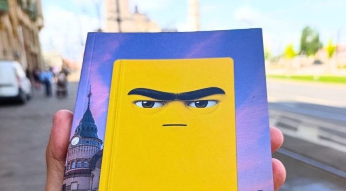 Un carnețel cu sprâncene unite și încruntate a atras toată atenția la Târgul Gaudeamus din Oradea. Mesajul surpriză de pe copertă