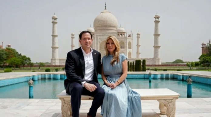 Rubio vizitează împreună cu soţia sa, Jeanette, Taj Mahalul, în momentul unei intensificări a negocierilor SUA cu Iranul