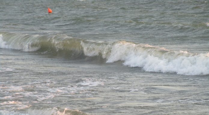 Bucată de metal cu inscripţii chirilice, găsită de Garda de Coastă pe o plajă din zona Vama Veche
