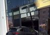 A intrat cu mașina într-un bancomat pe o stradă din Galați. O femeie a fost rănită
