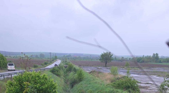 Neamţ: Două adolescente şi un tânăr, răniţi după ce au căzut cu maşina într-un canal cu o adâncime de 5 metri/ Autoturismul era condus de una dintre fete, în vârstă de 16 ani, deşi nu are permis auto