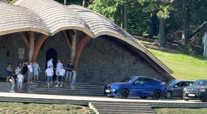 Harghita: Dosar care vizează profanarea lăcaşurilor de cult, după ce trei şoferi au parcat maşinile lângă altarul amenajat pentru Rusaliile catolice, la Şumuleu Ciuc