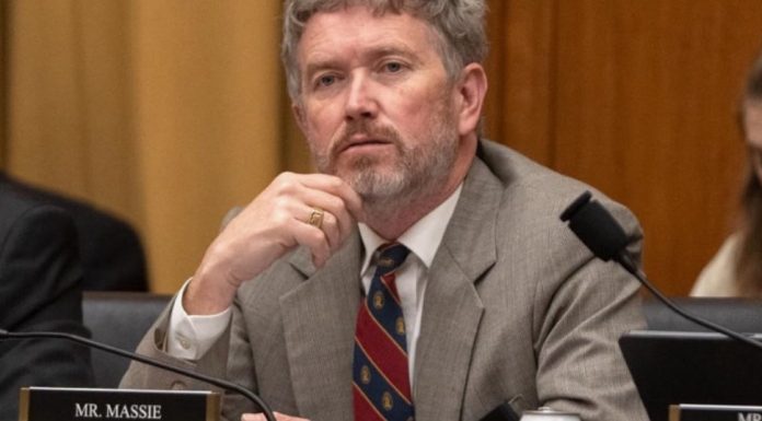 Trump reuşeşte să-şi mai elimine un critic republican din Congres. Reprezentantul SUA Thomas Massie a fost învins de candidatul susţinut de preşedinte în alegerile din Kentucky / Alte rezultate ale alegerilor primare care au avut loc marţi