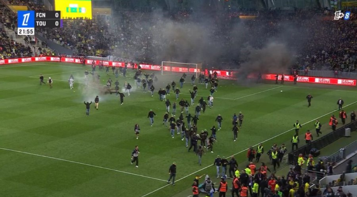 Ligue 1: Terenul invadat, fumigene… Meciul Nantes – Toulouse a fost suspendat – VIDEO