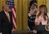 Melania Trump îl prezintă pe Donald Trump drept ”un lider atent” şi ”empatic” la o ceremonie, în East Room, dedicată mamelor militarilor, înaintea Zilei Mamei, şi provoacă râsete în sală
