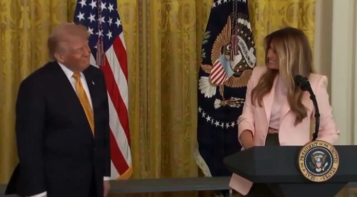 Melania Trump îl prezintă pe Donald Trump drept ”un lider atent” şi ”empatic” la o ceremonie, în East Room, dedicată mamelor militarilor, înaintea Zilei Mamei, şi provoacă râsete în sală