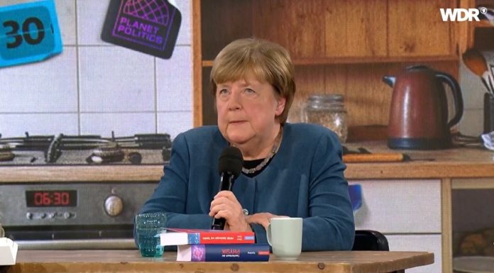 Merkel critică, într-un interviu la WDR, lipsa eforturilor diplomatice ale Uniunii Europene cu Rusia. ”Şi noi contăm”, ”nu este suficient” ca doar Trump să menţină contactul cu Rusia. Nici prin cap nu i-ar fi trecut să trimită un mediator la Minsk