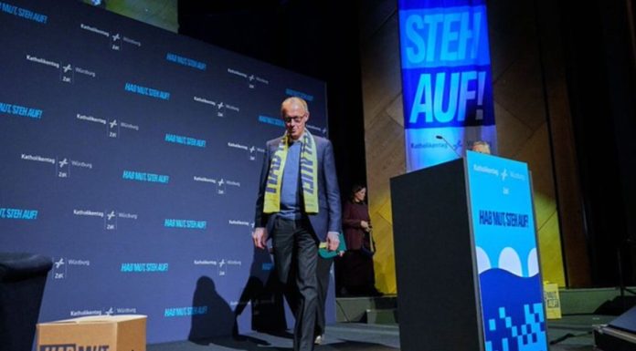 Merz îi sfătuieşte, în plin conflict cu Trump, pe tineri să nu se ducă la studii şi să muncească în SUA. ”Acolo s-a dezvoltat dintr-o dată o anumită atmosferă socială”. Merz se declară un ”mare admirator” al SUA, dar admiraţia ”nu(-i) creşte în acest mome
