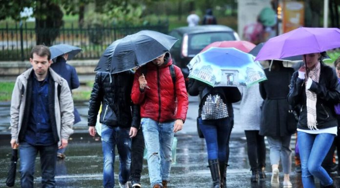 Furtuni cu grindină la București sâmbătă seara, răcire la 15 grade duminică. Prognoza ANM