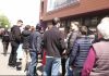 Coadă uriașă la micii lăudați din Obor, de 1 Mai. Rândul se întinde pe mai mult de 100 de metri, iar timpul de așteptare este de aproape 2 ore