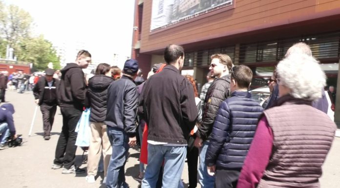 Coadă uriașă la micii lăudați din Obor, de 1 Mai. Rândul se întinde pe mai mult de 100 de metri, iar timpul de așteptare este de aproape 2 ore