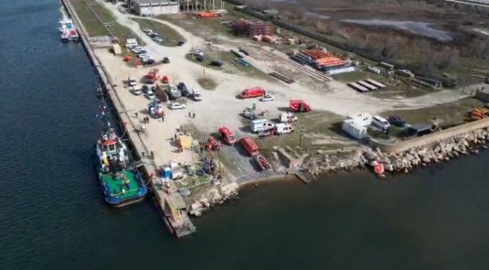 Midia Marine Terminal: A fost extrasă peste jumătate din cantitatea estimată de lichide de la bordul remorcherului scufundat / Specialiştii susţin că nu există o metodă sigură pentru accesul în interiorul epavei pentru recuperarea marinarilor dispăruţi