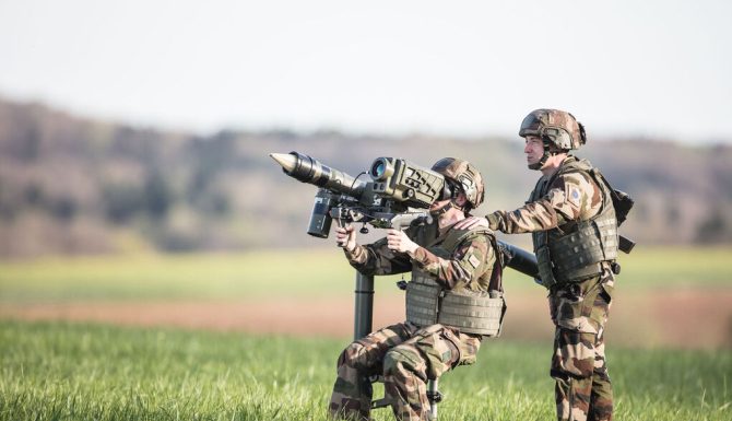 MApN anunţă semnarea unor contracte de aproape 700 de milioane de euro fără TVA în cadrul programului SAFE, pentru achiziţionarea de drone, echipamente militare, rachete şi muniţie