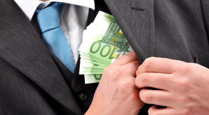 Police officer placed in pretrial detention after allegedly demanding 12,000 euros