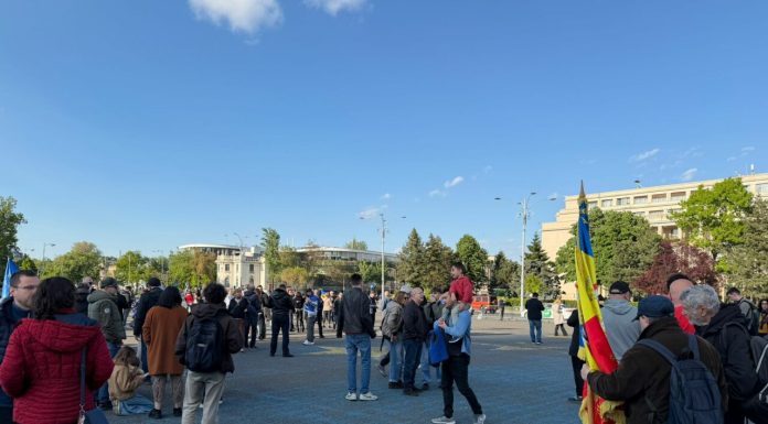 Mitingul pro-Bolojan a început în Capitală. Aproximativ 200 de persoane sunt în Piața Victoriei