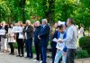 Miting de susţinere a premierului Ilie Bolojan, în faţa Prefecturii Buzău/ Participanţii au avut mesaje precum ”Nu vă fie frică, moţiunea pică!” – FOTO