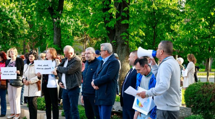 Miting de susţinere a premierului Ilie Bolojan, în faţa Prefecturii Buzău/ Participanţii au avut mesaje precum ”Nu vă fie frică, moţiunea pică!” – FOTO