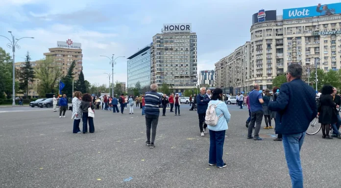 Miting pro-Bolojan, anunţat duminică, la Oradea. Data trecută, la București, au ieşit să-l susţină câteva zeci de oameni