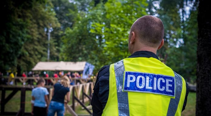 FOTO Polițiști costumați în fete sexy pentru a prinde un traficant de droguri. Tactica „fetele fierbinți”, în Thailanda