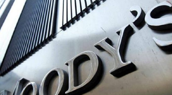 Moody's: Căderea Guvernului crește riscurile pentru reducerea deficitului anul următor. Partidele din coaliție, în special PSD, au pierdut susținerea populației pentru măsurile de austeritate