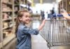 72% dintre părinți recunosc că ajung să cumpere ce le cer copiii la supermarket, chiar dacă nu voiau
