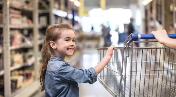 72% dintre părinți recunosc că ajung să cumpere ce le cer copiii la supermarket, chiar dacă nu voiau