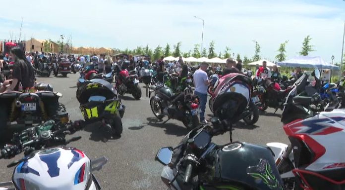 Spectacol pe două roți la Târgu Jiu. Motocicliști din toată țara s-au reunit lângă Coloana fără Sfârșit