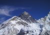 Număr record de alpiniști care au escaladat Everestul pe ruta din Nepal într-o singură zi
