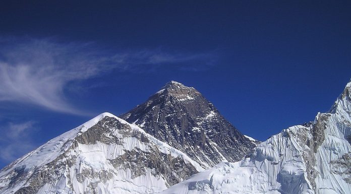 Număr record de alpiniști care au escaladat Everestul pe ruta din Nepal într-o singură zi
