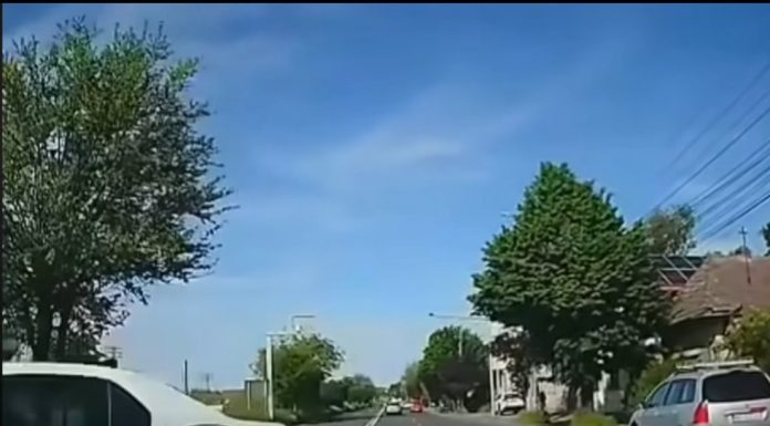 Mureş: Autospecială a Poliţiei, filmată în timp ce întoarce încălcând marcajul dublu continuu/ Explicaţiile instituţiei – FOTO, VIDEO